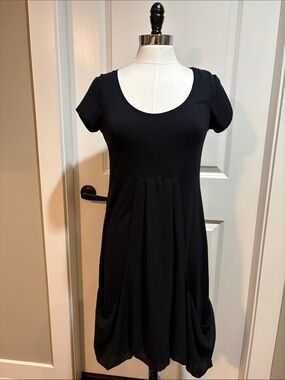 Classic Black Short-Sleeve Scoop Neck Mini Dress with Pocket Detail